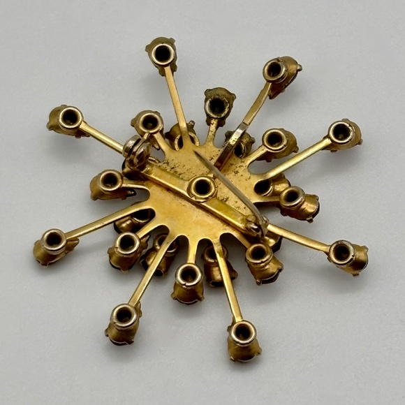 Vintage Starburst Brooch or Pendant With Faceted Prong Set Faux Garnets Unmarked - Picture 7 of 7